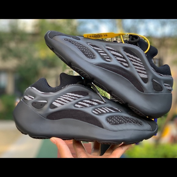 700v3 black